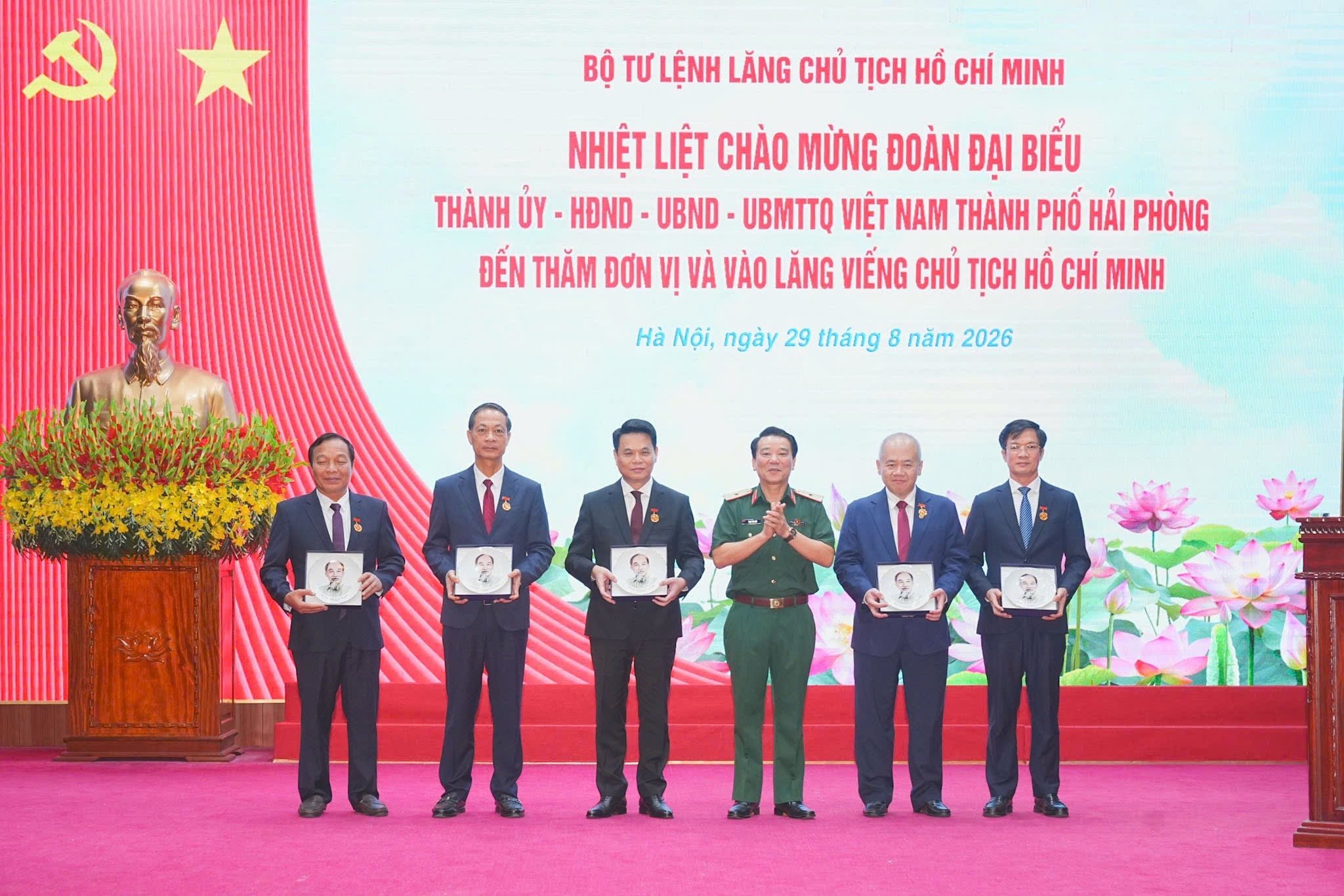 Lãnh đạo Bộ Tư lệnh trao Huy hiệu Bác Hồ tặng các đồng chí Thường trực Thành ủy. Lãnh đạo Bộ Tư lệnh trao Huy hiệu Bác Hồ tặng các đồng chí Thường trực Thành ủy.