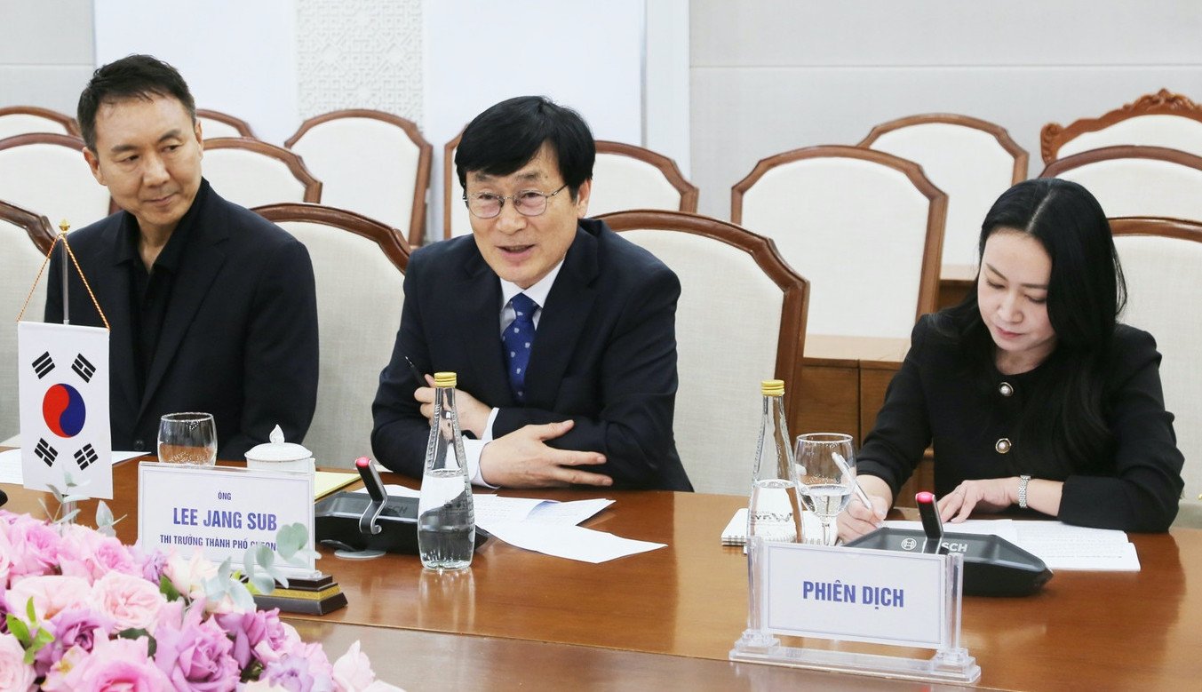 Thị trưởng thành phố Cheongju (Hàn Quốc) Lee Jang Sub phát biểu tại lễ ký kết Thị trưởng thành phố Cheongju (Hàn Quốc) Lee Jang Sub phát biểu tại lễ ký kết