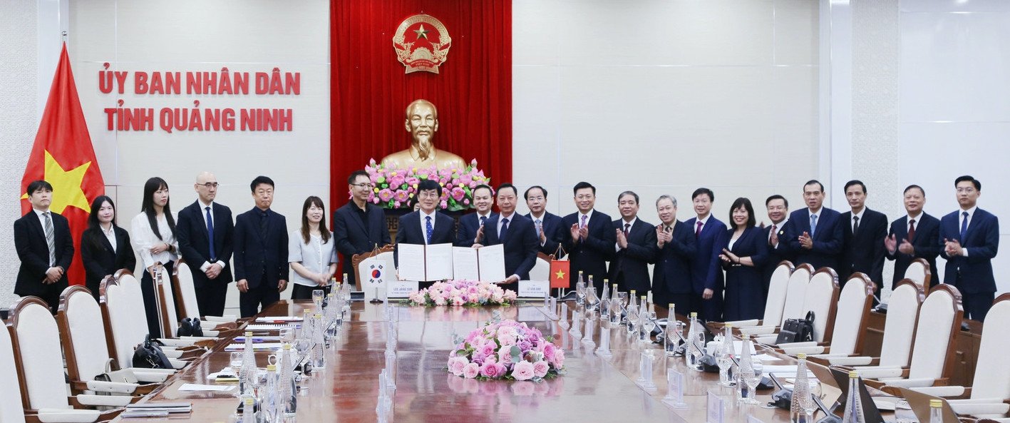 Ông Lê Văn Ánh, Phó Chủ tịch UBND tỉnh Quảng Ninh và Thị trưởng thành phố Cheongju (Hàn Quốc) trao biên bản thỏa thuận về quan hệ hợp tác hữu nghị giữa UBND tỉnh Quảng Ninh và Chính quyền thành phố Cheongju, tỉnh Chungcheongbuk, Hàn Quốc Ông Lê Văn Ánh, Phó Chủ tịch UBND tỉnh Quảng Ninh và Thị trưởng thành phố Cheongju (Hàn Quốc) trao biên bản thỏa thuận về quan hệ hợp tác hữu nghị giữa UBND tỉnh Quảng Ninh và Chính quyền thành phố Cheongju, tỉnh Chungcheongbuk, Hàn Quốc
