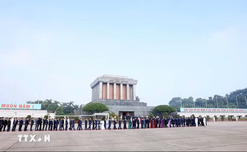 Dòng người vào Lăng viếng Chủ tịch Hồ Chí Minh. (Ảnh: TTXVN) Dòng người vào Lăng viếng Chủ tịch Hồ Chí Minh. (Ảnh: TTXVN)