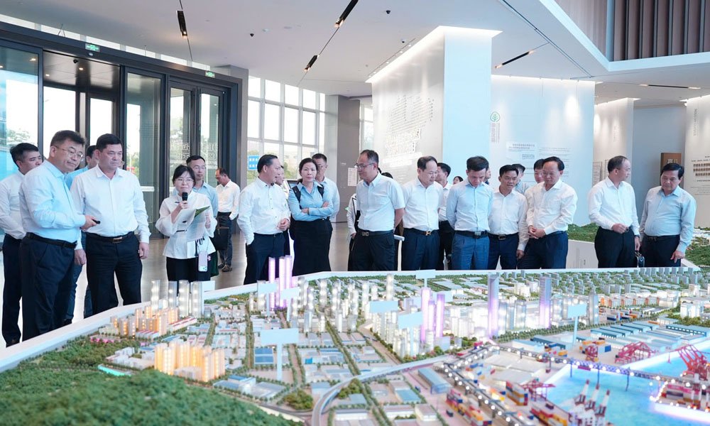 Bí thư Tỉnh ủy Nguyễn Hồng Thái cùng Đoàn công tác tìm hiểu mô hình quy hoạch, tổ chức không gian Khu thương mại tự do Thanh Đảo. Bí thư Tỉnh ủy Nguyễn Hồng Thái cùng Đoàn công tác tìm hiểu mô hình quy hoạch, tổ chức không gian Khu thương mại tự do Thanh Đảo.