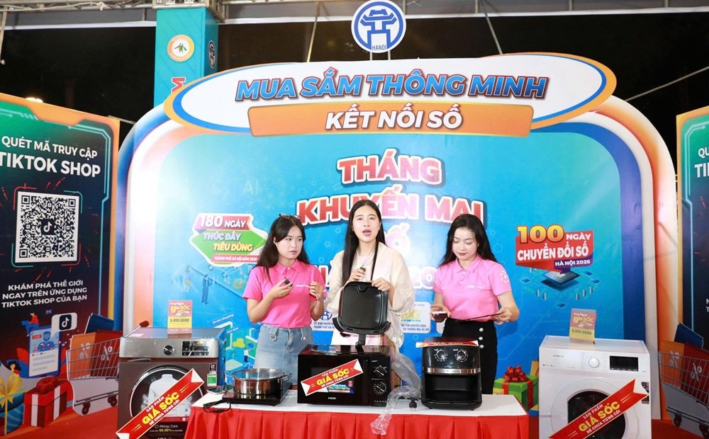 Người ti&ecirc;u d&ugrave;ng trải nghiệm mua sắm trực tiếp kết hợp tiếp cận c&aacute;c chương tr&igrave;nh ưu đ&atilde;i tr&ecirc;n nền tảng số tại chương tr&igrave;nh khuyến mại ở H&agrave; Nội. Ảnh BTC
