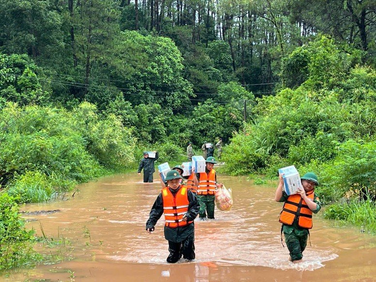 C&aacute;n bộ, chiến sĩ Đồn Bi&ecirc;n ph&ograve;ng Cửa khẩu Chi Ma vượt nước ngập, vận chuyển lương thực, nhu yếu phẩm hỗ trợ người d&acirc;n v&ugrave;ng bị c&ocirc; lập do mưa lũ.