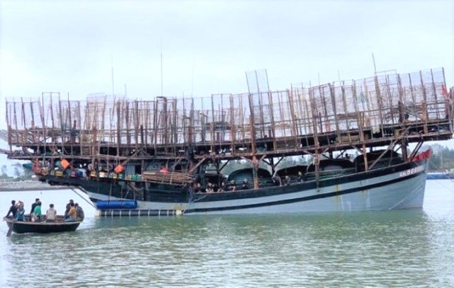 Cứu sống được 32 người trong vụ tàu câu mực Đà Nẵng chở 50 ngư dân gặp nạn trên biển. Ảnh: Biên phòng Đà Nẵng Cứu sống được 32 người trong vụ tàu câu mực Đà Nẵng chở 50 ngư dân gặp nạn trên biển. Ảnh: Biên phòng Đà Nẵng