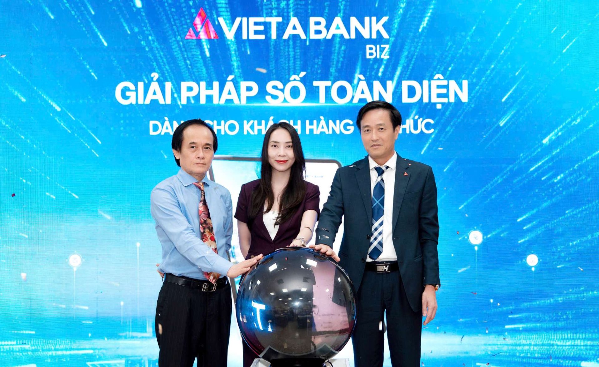Lễ ra mắt nền tảng VIETABANK BIZ đánh dấu cột mốc mới trong chiến lược số hóa của ngân hàng Lễ ra mắt nền tảng VIETABANK BIZ đánh dấu cột mốc mới trong chiến lược số hóa của ngân hàng