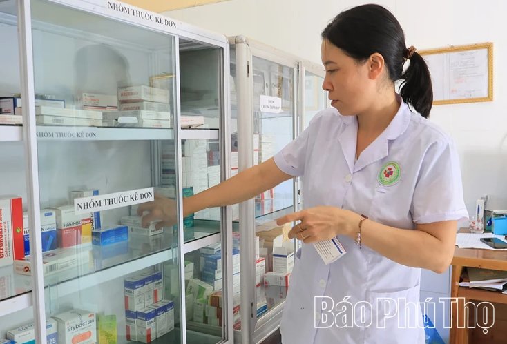 Nh&acirc;n vi&ecirc;n Trạm Y tế x&atilde; V&otilde; Miếu kiểm tra, sắp xếp nh&oacute;m thuốc k&ecirc; đơn phục vụ nhu cầu kh&aacute;m v&agrave; điều trị của người d&acirc;n dịp nghỉ lễ Quốc kh&aacute;nh 2/9.