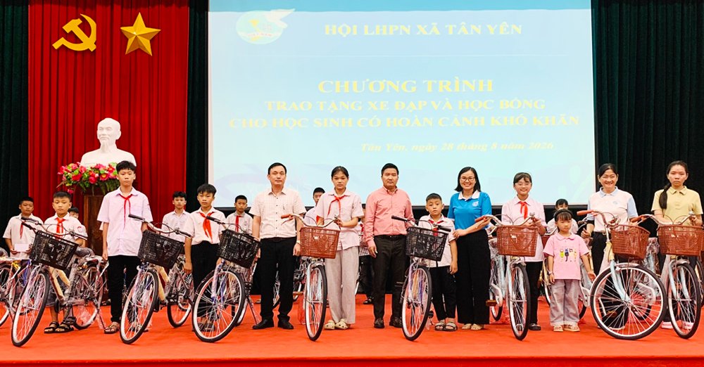 trao xe đạp cho học sinh x&atilde; T&acirc;n Y&ecirc;n trước thềm năm học mới.