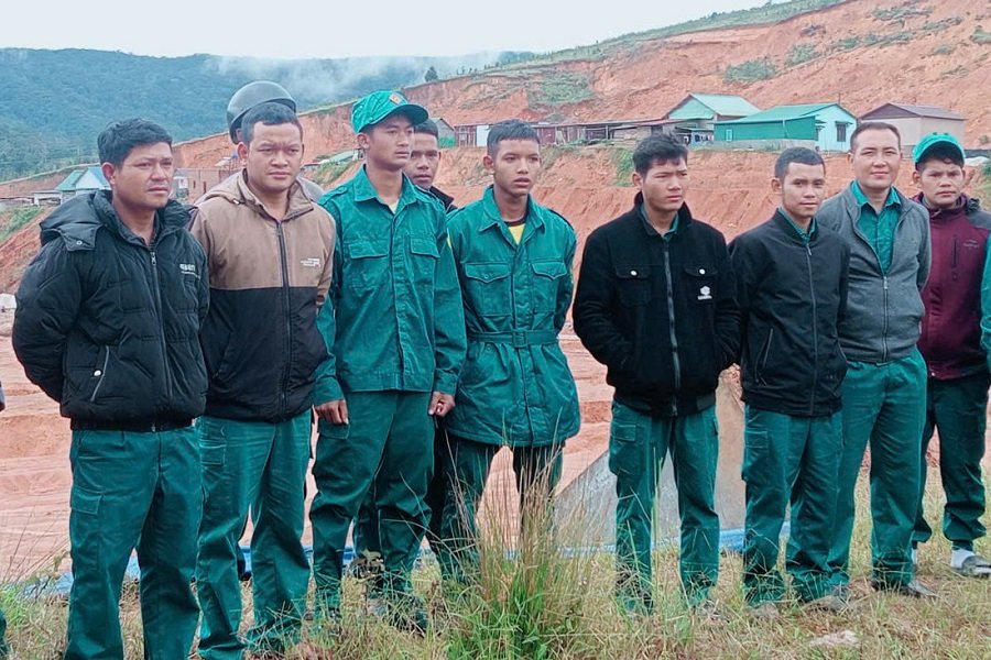 UBND xã Đam Rông 4 đã thành lập Đội thường trực ứng phó khẩn cấp, huy động lực lượng Công an, Quân sự và dân quân thường trực ứng trực 24/24 giờ để theo dõi, cảnh báo và chủ động di dời người dân khỏi khu vực nguy hiểm. UBND xã Đam Rông 4 đã thành lập Đội thường trực ứng phó khẩn cấp, huy động lực lượng Công an, Quân sự và dân quân thường trực ứng trực 24/24 giờ để theo dõi, cảnh báo và chủ động di dời người dân khỏi khu vực nguy hiểm.