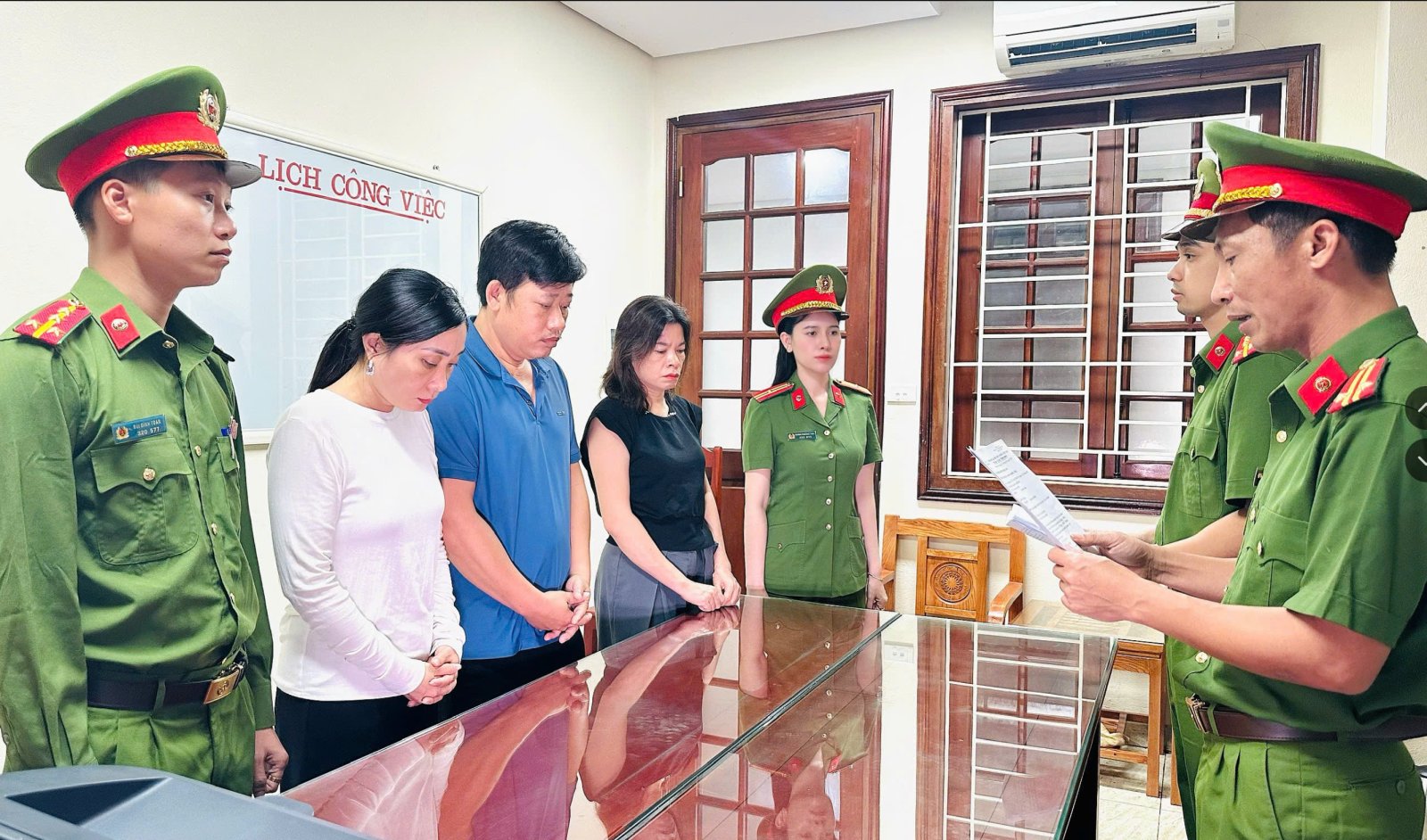 Công an tỉnh Thanh Hóa tống đạt các quyết định tố tụng đối với các bị can Công an tỉnh Thanh Hóa tống đạt các quyết định tố tụng đối với các bị can