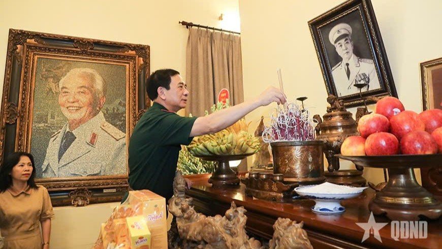 Đại tướng Phan Văn Giang dâng hương tưởng niệm, tri ân nguyên Tổng Bí thư Lê Khả Phiêu, nguyên Chủ tịch nước Lê Đức Anh và Đại tướng Võ Nguyên Giáp. (Ảnh: Báo Quân đội nhân dân) Đại tướng Phan Văn Giang dâng hương tưởng niệm, tri ân nguyên Tổng Bí thư Lê Khả Phiêu, nguyên Chủ tịch nước Lê Đức Anh và Đại tướng Võ Nguyên Giáp. (Ảnh: Báo Quân đội nhân dân)