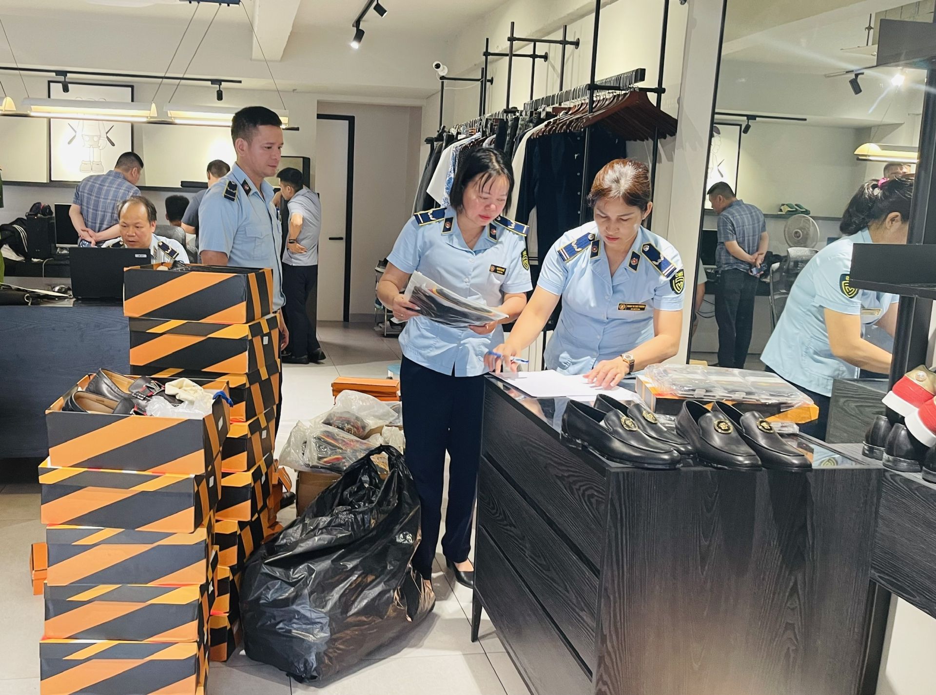 Lực lượng Quản l&yacute; thị trường tỉnh Ph&uacute; Thọ kiểm tra h&agrave;ng ho&aacute; tr&ecirc;n địa b&agrave;n. Ảnh: phutho.dms.gov.vn