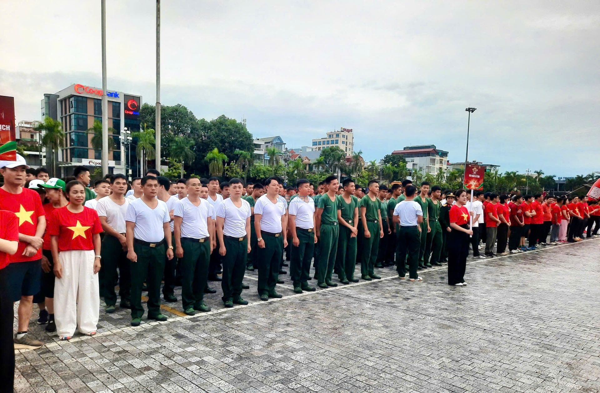 C&aacute;c lực lượng vũ trang, c&aacute;n bộ, gi&aacute;o vi&ecirc;n, học sinh, sinh vi&ecirc;n v&agrave; Nh&acirc;n d&acirc;n tham gia mặc &aacute;o cờ đỏ sao v&agrave;ng với tinh thần phấn khởi.