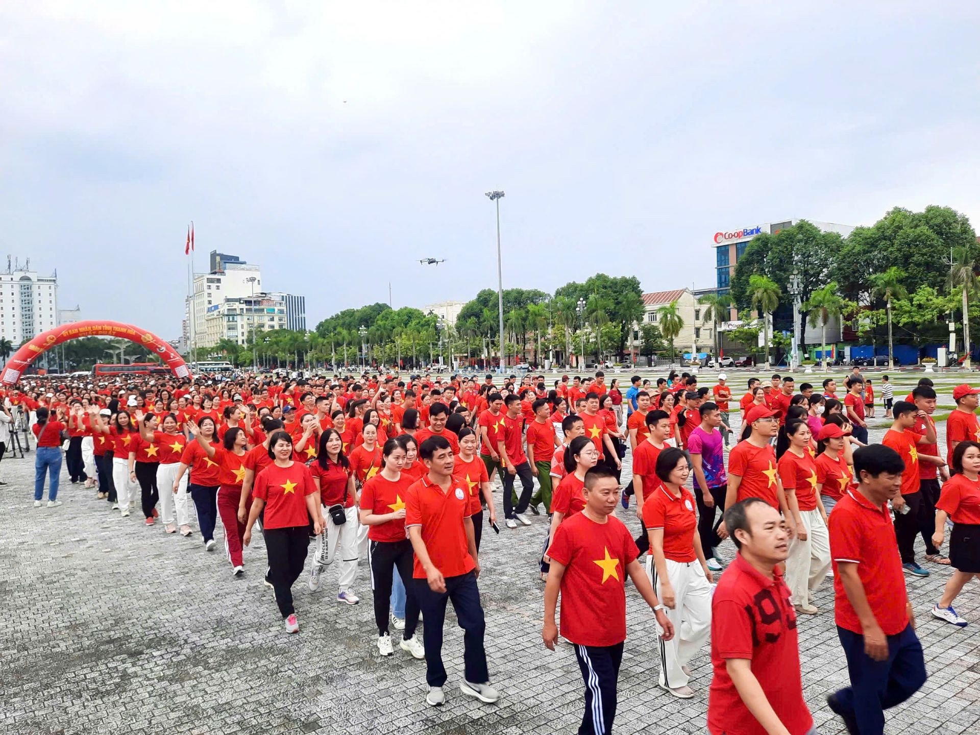 &ldquo;C&ugrave;ng Việt Nam tiến bước&rdquo; năm 2026 do B&aacute;o Nh&acirc;n D&acirc;n v&agrave; Bộ C&ocirc;ng an phối hợp tổ chức, với sự đồng h&agrave;nh của Bộ Quốc ph&ograve;ng v&agrave; Trung ương Đo&agrave;n Thanh ni&ecirc;n Cộng sản Hồ Ch&iacute; Minh.