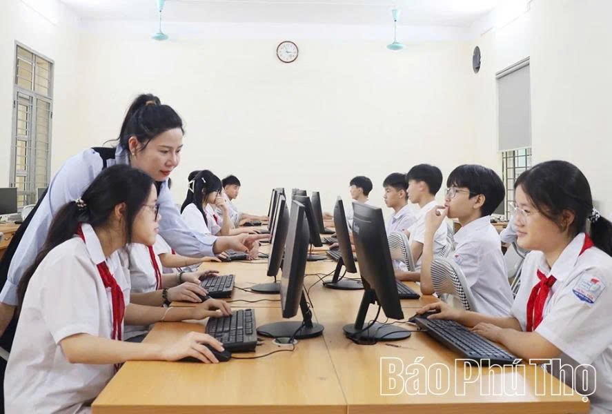Giáo viên, học sinh Trường THCS Hưng Hóa (xã Tam Nông) trao đổi, thực hành ứng dụng công nghệ AI trong giảng dạy và học tập. Giáo viên, học sinh Trường THCS Hưng Hóa (xã Tam Nông) trao đổi, thực hành ứng dụng công nghệ AI trong giảng dạy và học tập.