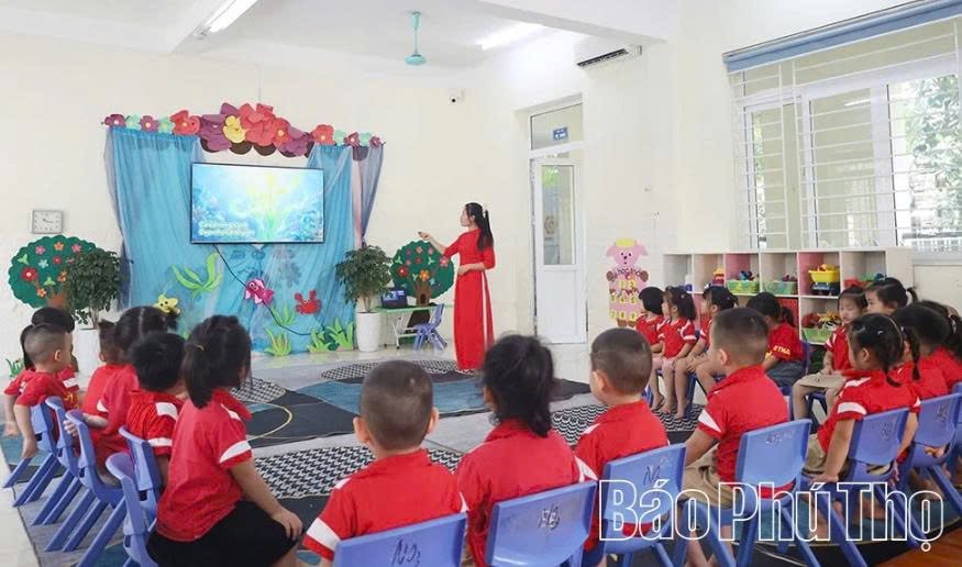 Cô và trò Trường Mầm non Hoa Hồng, phường Vĩnh Phúc trong tiết học tương tác sinh động qua màn hình đa phương tiện. Cô và trò Trường Mầm non Hoa Hồng, phường Vĩnh Phúc trong tiết học tương tác sinh động qua màn hình đa phương tiện.