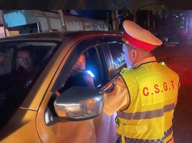 C&aacute;n bộ Ph&ograve;ng CSGT Đắk Lắk kiểm tra nồng độ cồn người điều khiển phương tiện.