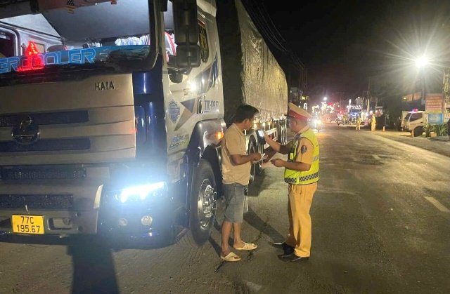 C&aacute;n bộ Ph&ograve;ng CSGT Đắk Lắk kiểm tra nồng độ cồn người điều khiển phương tiện.