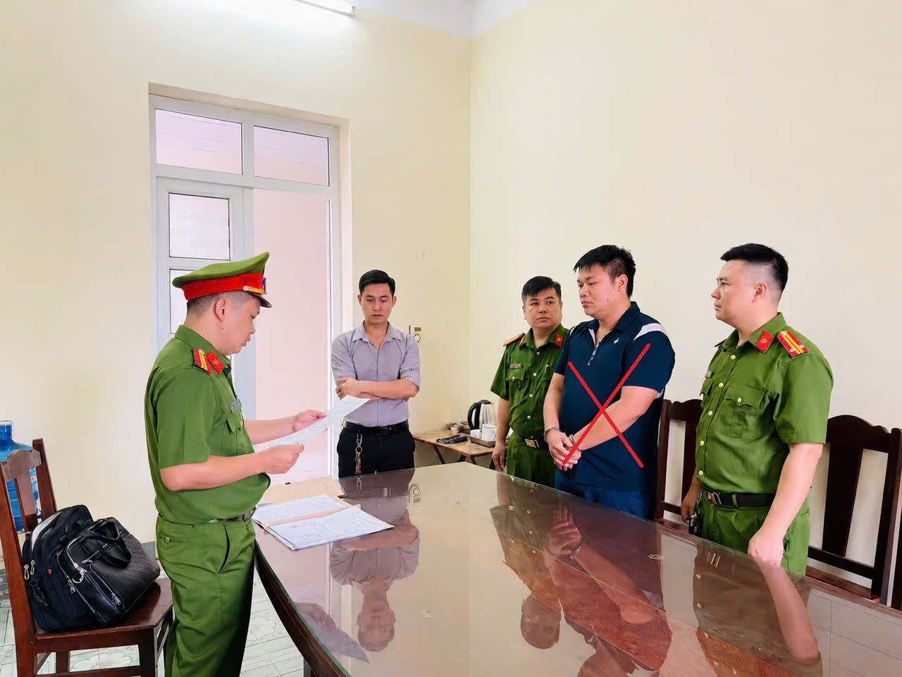 Thi h&agrave;nh QĐ KTBC v&agrave; Lệnh BCC để tạm giam đối với L&ecirc; Văn T&acirc;m (X). Ảnh: C&ocirc;ng an Ph&uacute; Thọ