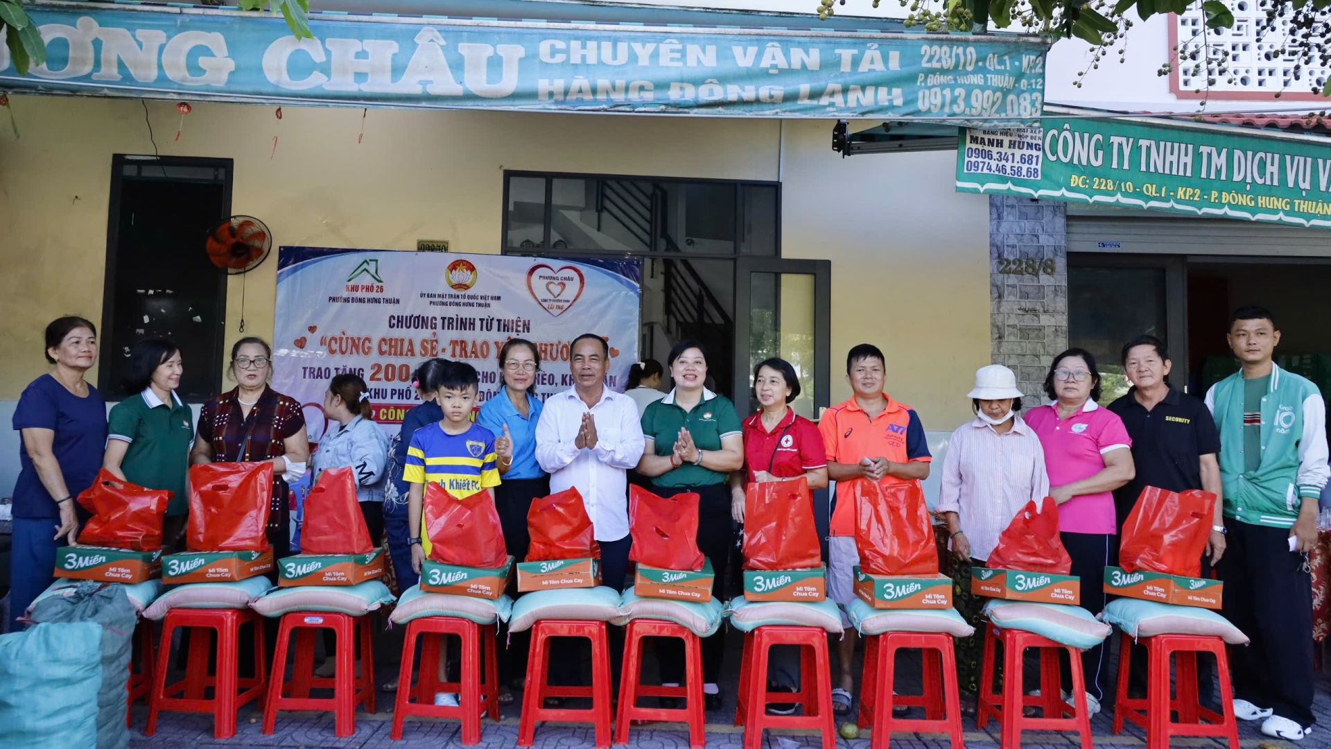 B&agrave; Nguyễn Thị Ngo&atilde;n, Chủ tịch Ủy ban MTTQ Việt Nam phường Đ&ocirc;ng Hưng Thuận (&aacute;o xanh) v&agrave; &ocirc;ng Nguyễn Ho&agrave;ng Phương, Gi&aacute;m đốc C&ocirc;ng ty TNHH TM DV Vận tải Phương Ch&acirc;u (&aacute;o trắng) trao qu&agrave; đến người d&acirc;n c&oacute; ho&agrave;n cảnh kh&oacute; khăn tr&ecirc;n địa b&agrave;n.