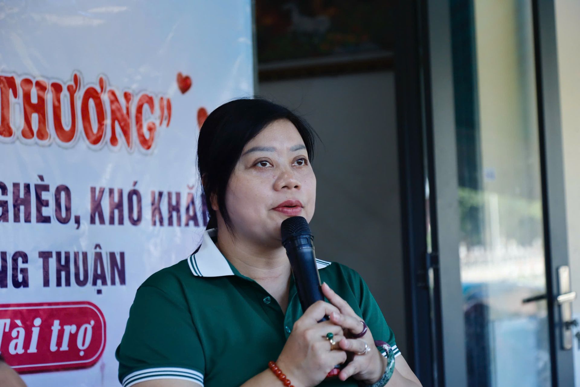 B&agrave; Nguyễn Thị Ngo&atilde;n, Chủ tịch Ủy ban MTTQ Việt Nam phường Đ&ocirc;ng Hưng Thuận v&agrave; &ocirc;ng Nguyễn Ho&agrave;ng Phương, Gi&aacute;m đốc C&ocirc;ng ty TNHH TM DV Vận tải Phương Ch&acirc;u trao qu&agrave; đến người d&acirc;n c&oacute; ho&agrave;n cảnh kh&oacute; khăn tr&ecirc;n địa b&agrave;n. B&agrave; Nguyễn Thị Ngo&atilde;n, Chủ tịch Ủy ban MTTQ Việt Nam phường Đ&ocirc;ng Hưng Thuận, ph&aacute;t biểu tại chương tr&igrave;nh &ldquo;C&ugrave;ng chia sẻ - Trao y&ecirc;u thương&rdquo;.