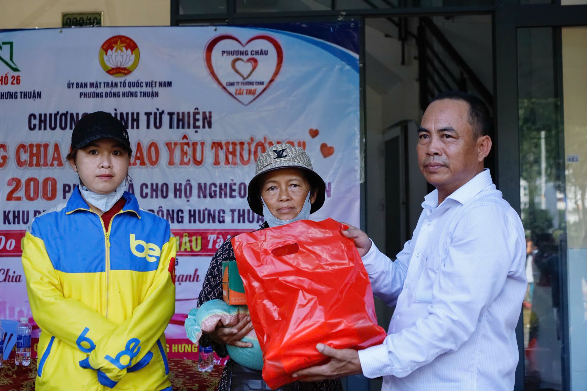 B&agrave; Mai Thị B&eacute;, x&uacute;c động khi nhận phần qu&agrave; nghĩa t&igrave;nh từ chương tr&igrave;nh, g&oacute;p phần chia sẻ kh&oacute; khăn trong cuộc sống.