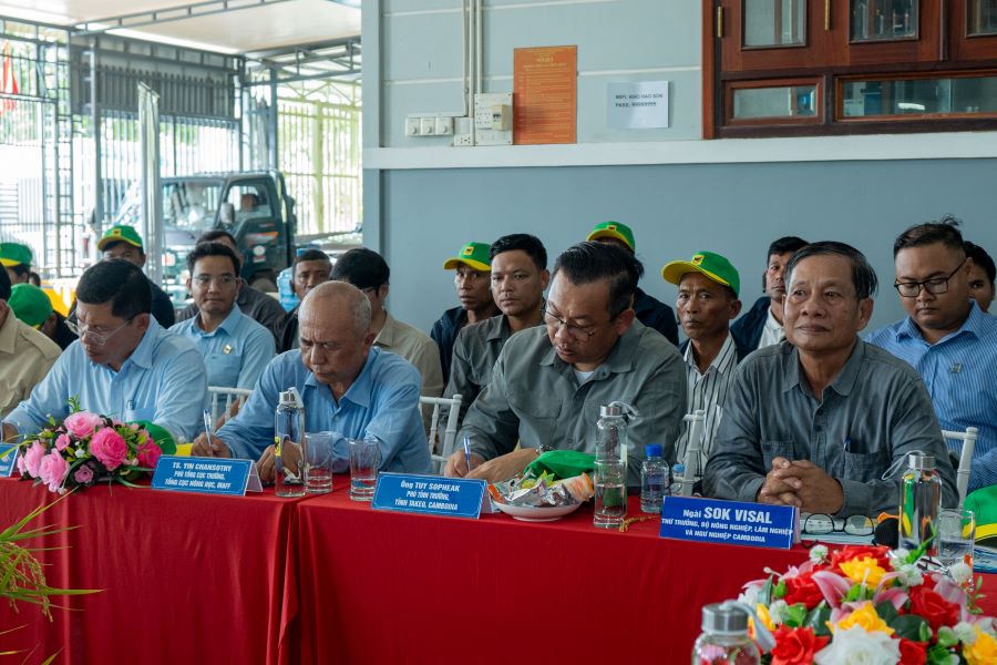 &Ocirc;ng Sok Visal, Thứ trưởng Bộ N&ocirc;ng nghiệp, L&acirc;m nghiệp v&agrave; Thủy sản Campuchia (b&igrave;a phải) tham dự buổi Hội thảo tại x&atilde; Vĩnh Điều, tỉnh An Giang v&agrave;o chiều ng&agrave;y 28/8