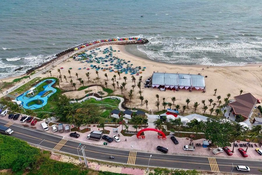 Bốn phân khu chức năng gồm khu ẩm thực làng chài, đường đi bộ xen kẽ cây xanh, khu vui chơi trẻ em lấy chủ đề sinh vật biển và khu thể thao ngoài trời. Bốn phân khu chức năng gồm khu ẩm thực làng chài, đường đi bộ xen kẽ cây xanh, khu vui chơi trẻ em lấy chủ đề sinh vật biển và khu thể thao ngoài trời.