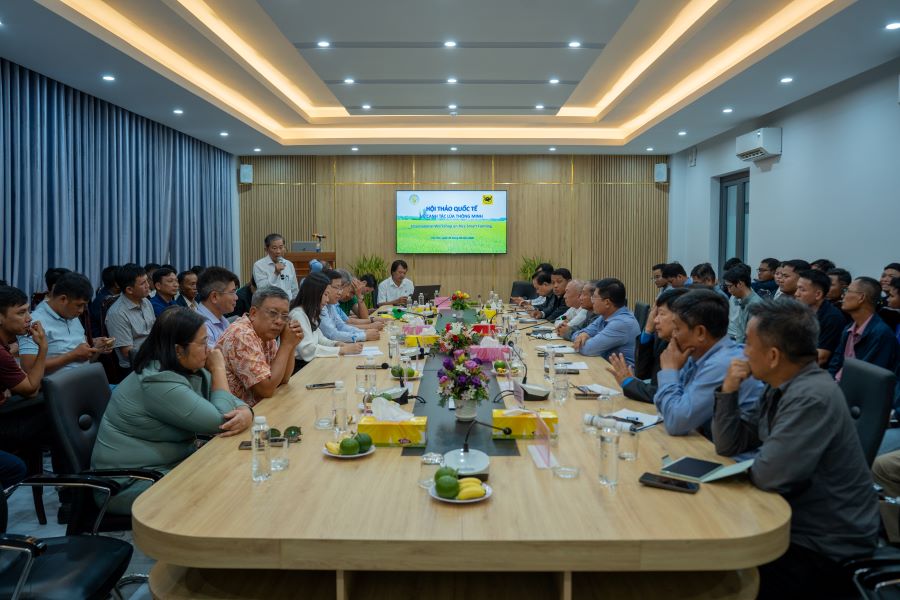 Quang cảnh Hội thảo quốc tế &ldquo;Về canh t&aacute;c l&uacute;a th&ocirc;ng minh&rdquo; với sự tham dự của c&aacute;c chuy&ecirc;n gia, nh&agrave; quản l&yacute; v&agrave; đại biểu trong nước, quốc tế tại Viện l&uacute;a Đồng bằng s&ocirc;ng Cửu Long ng&agrave;y 29/8