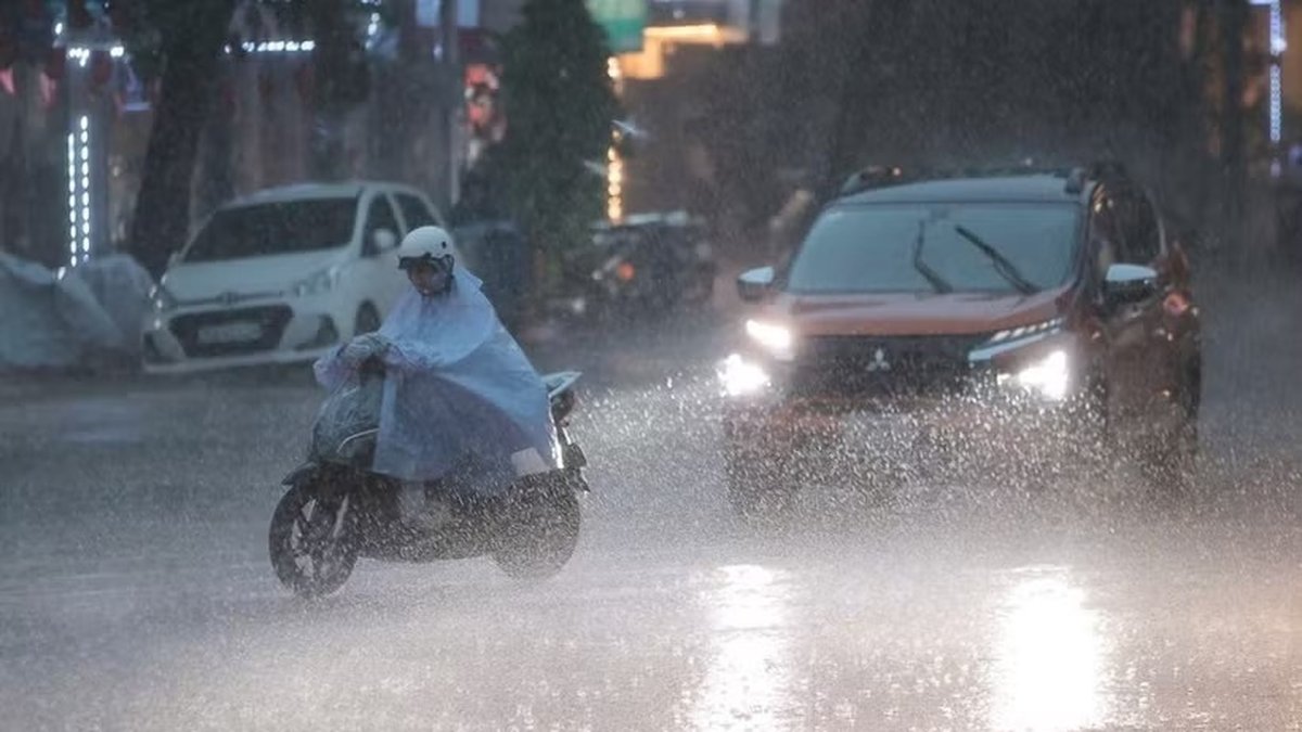 Cảnh báo mưa dông kèm lốc sét, mưa đá khu vực Hà Nội Cảnh báo mưa dông kèm lốc sét, mưa đá khu vực Hà Nội