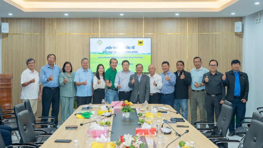 C&aacute;c đại biểu hai quốc gia chụp h&igrave;nh lưu niệm sau buổi Hội thảo quốc tế về Canh t&aacute;c l&uacute;a th&ocirc;ng minh tại Viện l&uacute;a Đồng bằng s&ocirc;ng Cửu Long ng&agrave;y 29/8.