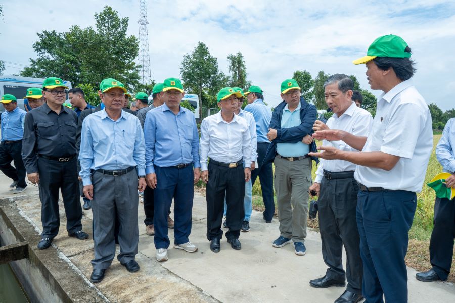 Đo&agrave;n Bộ N&ocirc;ng nghiệp, L&acirc;m nghiệp v&agrave; Thủy sản Campuchia tham quan, đ&aacute;nh gi&aacute; thực tế ruộng l&uacute;a v&agrave; trao đổi về hiệu quả c&aacute;c m&ocirc; h&igrave;nh canh t&aacute;c l&uacute;a th&ocirc;ng minh tại Viện l&uacute;a ĐBSCL