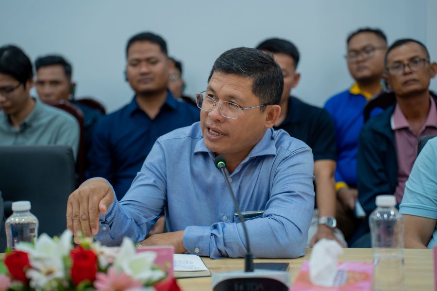 TS. Kong Kea &ndash; Cục trưởng Cục L&uacute;a gạo, Tổng cục N&ocirc;ng học - Bộ N&ocirc;ng nghiệp, L&acirc;m nghiệp v&agrave; Thủy sản Campuchia trao đổi ph&aacute;t biểu tại Hội thảo quốc tế về Canh t&aacute;c l&uacute;a th&ocirc;ng minh tại Viện l&uacute;a Đồng bằng s&ocirc;ng Cửu Long