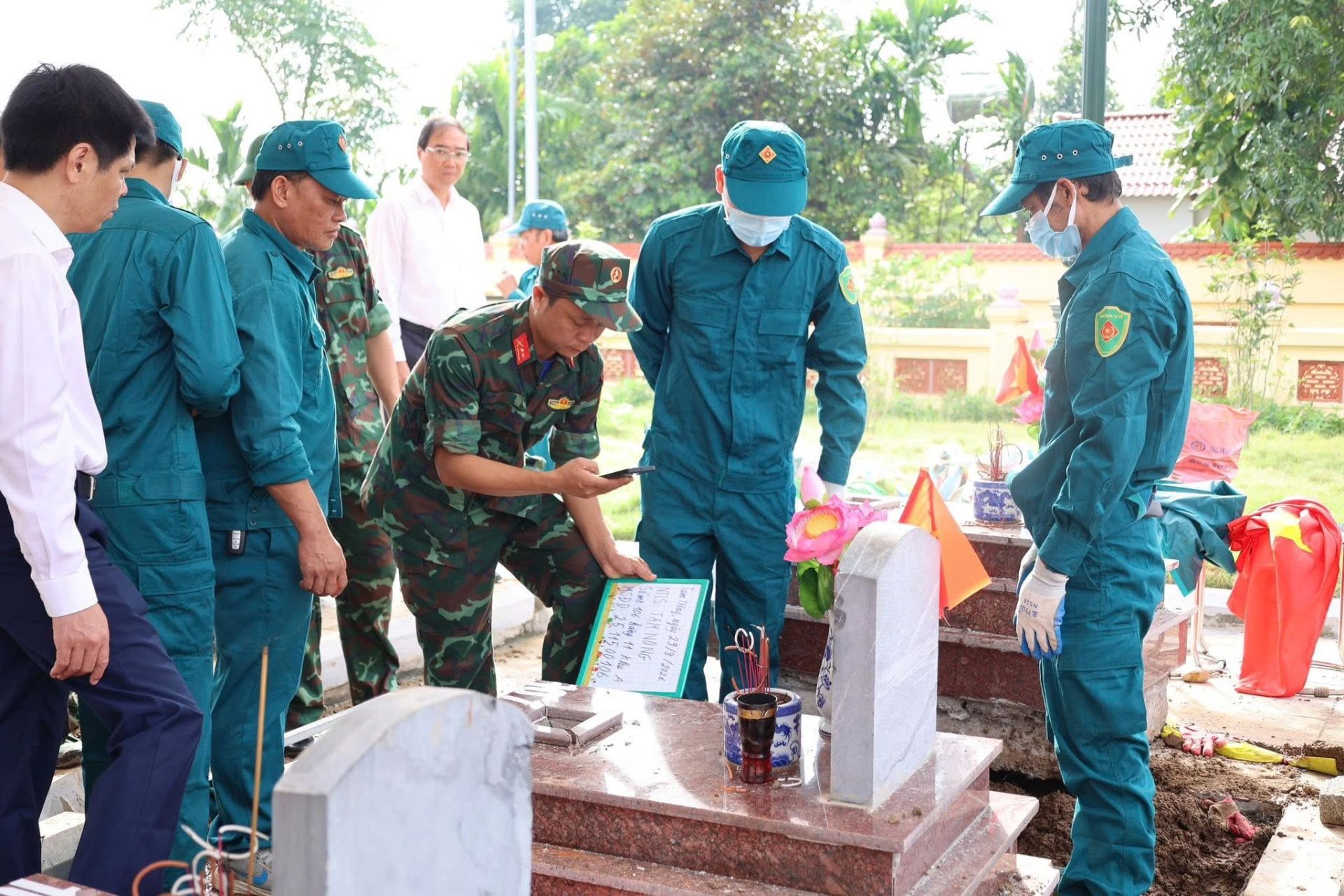 Lực lượng chức năng lấy mẫu h&agrave;i cốt liệt sĩ phục vụ c&ocirc;ng t&aacute;c gi&aacute;m định ADN. Ảnh: phutho.gov.vn/