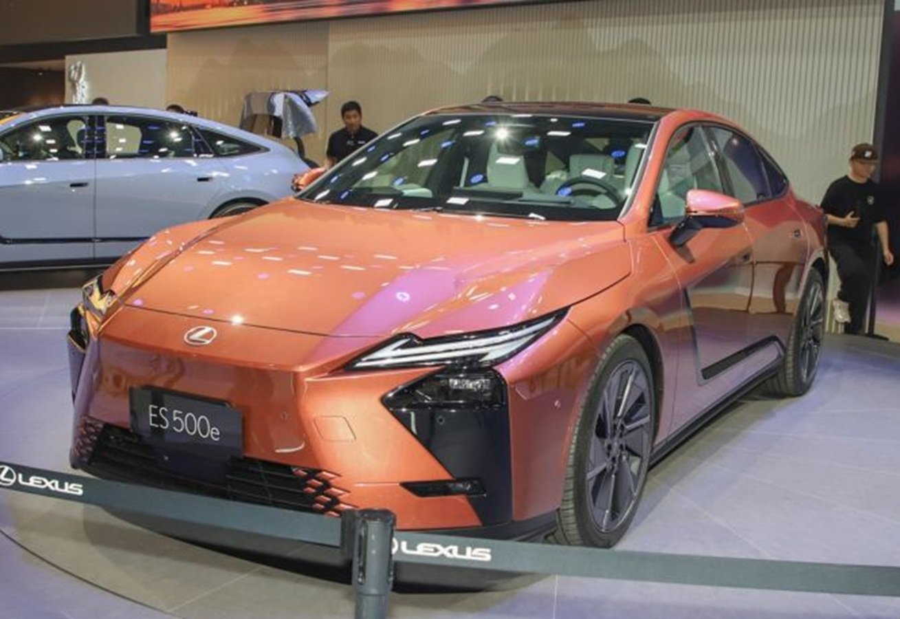 Lexus ES 2026 sẽ được nhập khẩu nguy&ecirc;n chiếc từ Nhật Bản với ba phi&ecirc;n bản, bao gồm hai cấu h&igrave;nh hybrid (HEV) v&agrave; lần đầu ti&ecirc;n bổ sung bản thuần điện (BEV) mang t&ecirc;n ES 500e