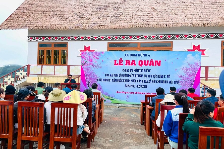 S&aacute;ng 30-8, tại Nh&agrave; Bảo tồn văn h&oacute;a d&acirc;n tộc th&ocirc;n Đưng K&rsquo;Nớ, UBND x&atilde; Đam R&ocirc;ng 4 tổ chức lễ ra qu&acirc;n &ldquo;Chung tay kiến tạo đường hoa Mai Anh Đ&agrave;o d&agrave;i nhất Việt Nam&rdquo; tại khu vực Đưng K&rsquo;Nớ. (Ảnh: CTV)