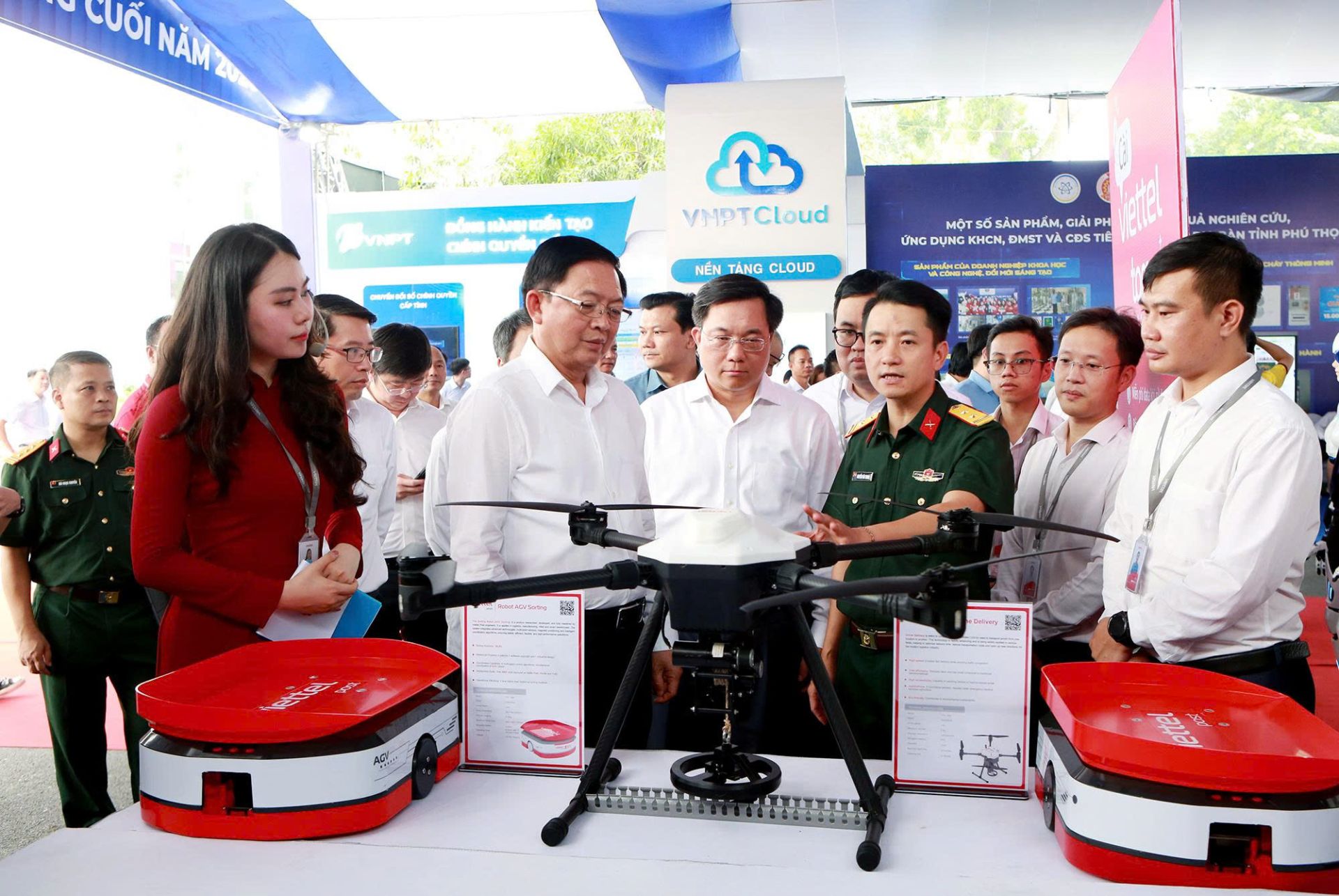 Phó Thủ tướng Chính phủ Hồ Quốc Dũng cùng các đại biểu tham quan các gian trưng bày khoa học, công nghiệp chuyển đổi số bên lề hội nghị sơ kết 6 tháng đầu năm thực hiện Nghị quyết số 57 tại tỉnh Phú Thọ. Phó Thủ tướng Chính phủ Hồ Quốc Dũng cùng các đại biểu tham quan các gian trưng bày khoa học, công nghiệp chuyển đổi số bên lề hội nghị sơ kết 6 tháng đầu năm thực hiện Nghị quyết số 57 tại tỉnh Phú Thọ.