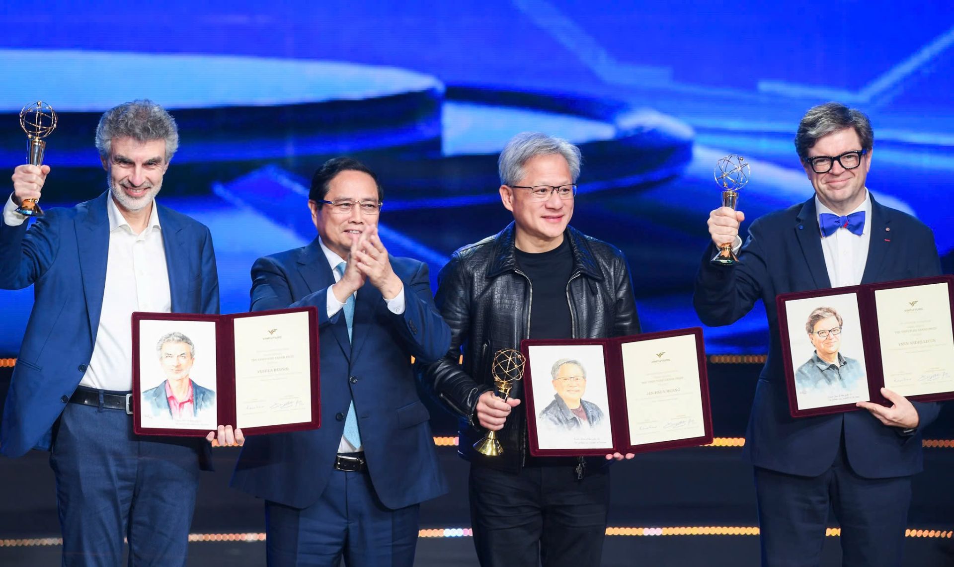 Ảnh 1: GS. Yann LeCun (ngo&agrave;i c&ugrave;ng b&ecirc;n phải) nhận Giải thưởng Ch&iacute;nh VinFuture năm 2024 tại H&agrave; Nội. Ảnh: VFP.