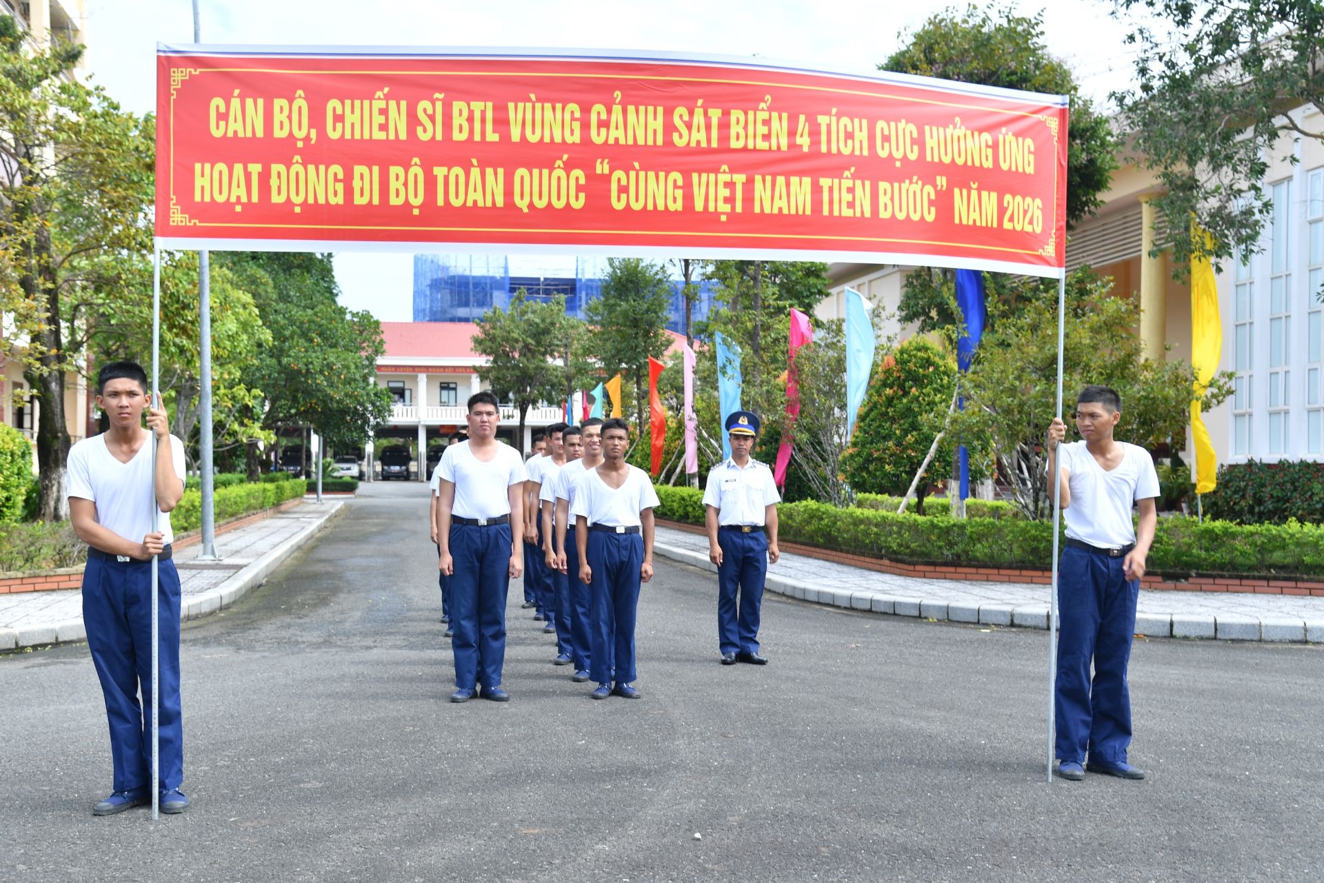 Quang cảnh hoạt động đi bộ C&ugrave;ng Việt Nam tiến bước.