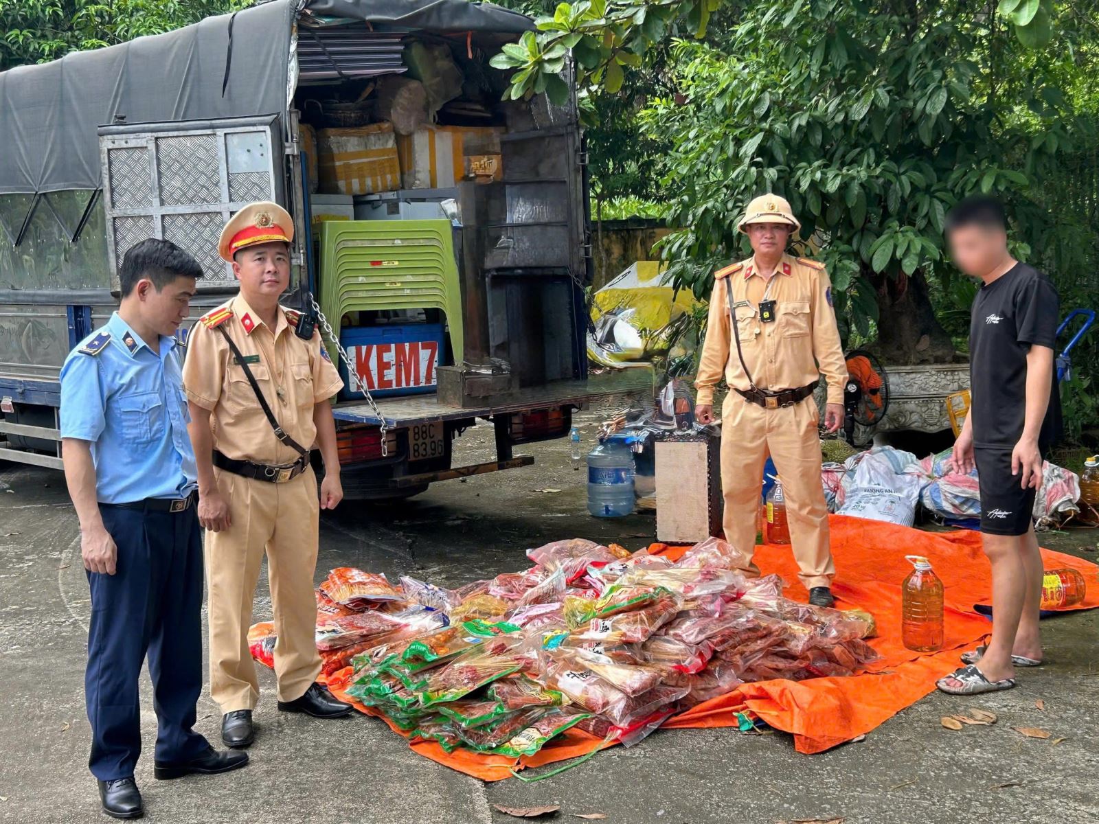 Lực lượng chức năng kiểm tra hàng hóa trên phương tiện vận tải. Ảnh: Công an Phú Thọ Lực lượng chức năng kiểm tra hàng hóa trên phương tiện vận tải. Ảnh: Công an Phú Thọ