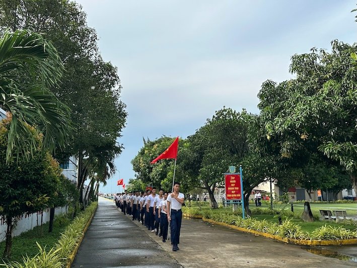Cán bộ, chiến sĩ Hải Đoàn 42, BTL Vùng Cảnh sát biển 4 tích cực hưởng ứng hoạt động đi bộ “Cùng Việt Nam tiến bước” tại xã Năm Căn, tỉnh Cà Mau. Cán bộ, chiến sĩ Hải Đoàn 42, BTL Vùng Cảnh sát biển 4 tích cực hưởng ứng hoạt động đi bộ “Cùng Việt Nam tiến bước” tại xã Năm Căn, tỉnh Cà Mau.