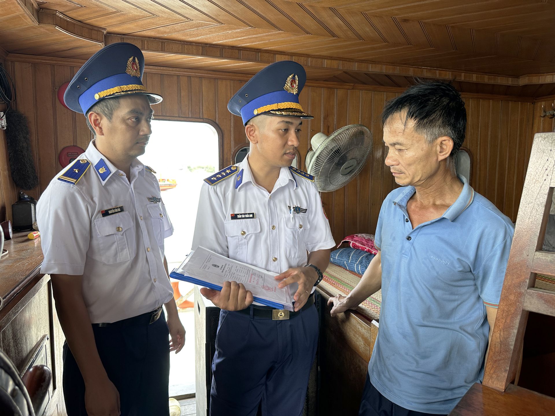 Lực lượng chức năng l&agrave;m việc với thuyền trưởng