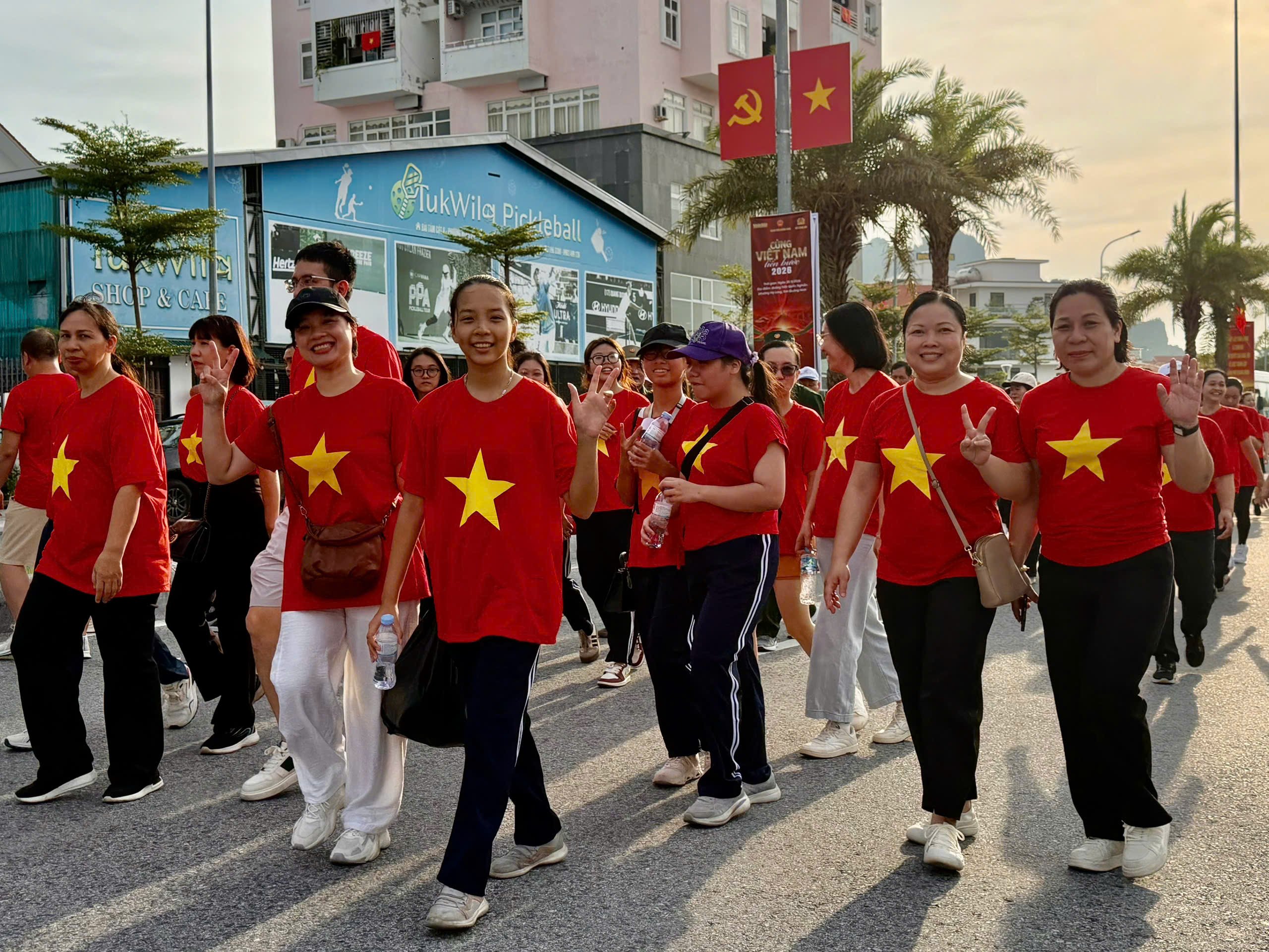 Sắc &aacute;o m&agrave;u cờ đỏ tạo kh&ocirc;ng kh&iacute; s&ocirc;i động, rực rỡ cho chương tr&igrave;nh