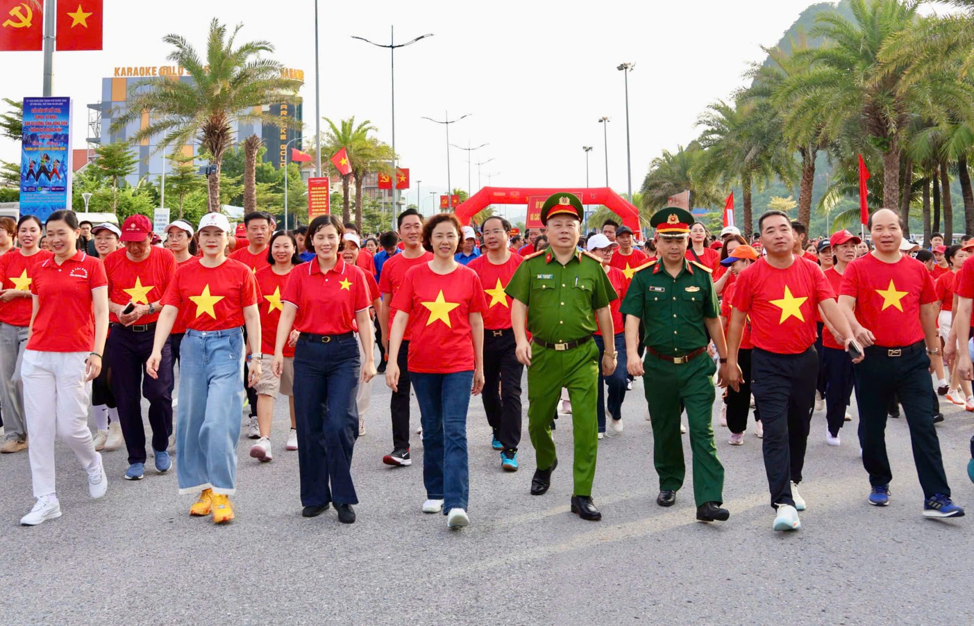 C&aacute;c đại biểu tham gia hưởng ứng chương tr&igrave;nh tại đường bao biển Trần Quốc Nghiễn