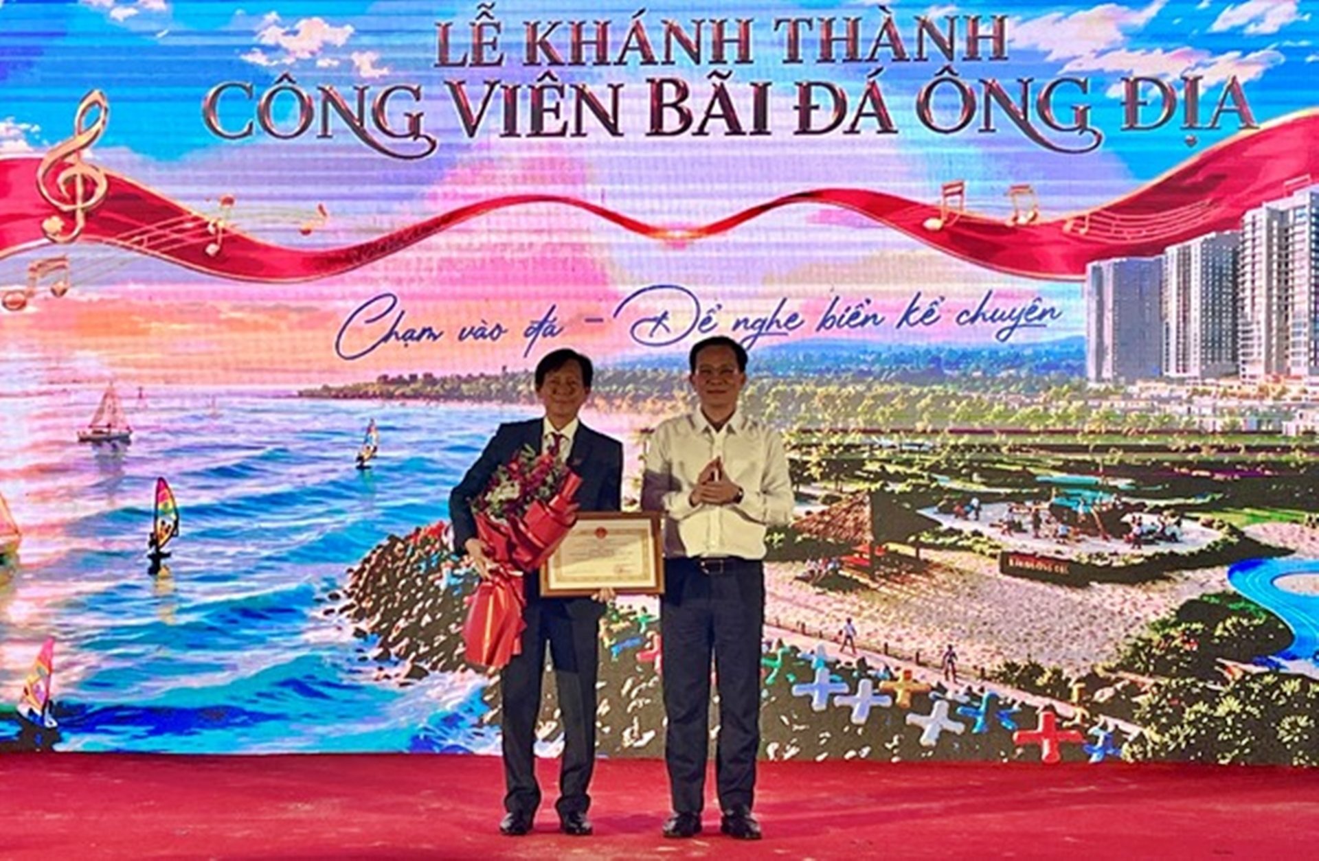 Ông Hồ Văn Mười, Chủ tịch UBND tỉnh Lâm Đồng tặng bằng khen cho Giám đốc Hưng Lộc Phát Corp. Ảnh NV Ông Hồ Văn Mười, Chủ tịch UBND tỉnh Lâm Đồng tặng bằng khen cho Giám đốc Hưng Lộc Phát Corp. Ảnh NV