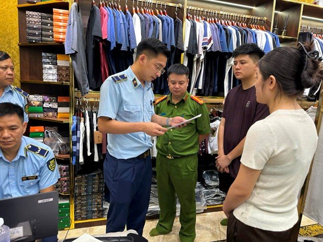Đội Quản l&yacute; thị trường số 8 c&ocirc;ng bố quyết định kiểm tra tại hộ kinh doanh NĐT