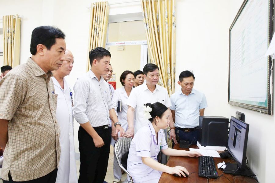 Lãnh đạo Sở Y tế Hà Tĩnh kiểm tra hồ sơ bệnh án điện tử tại Trung tâm Y tế Hồng Lĩnh Lãnh đạo Sở Y tế Hà Tĩnh kiểm tra hồ sơ bệnh án điện tử tại Trung tâm Y tế Hồng Lĩnh