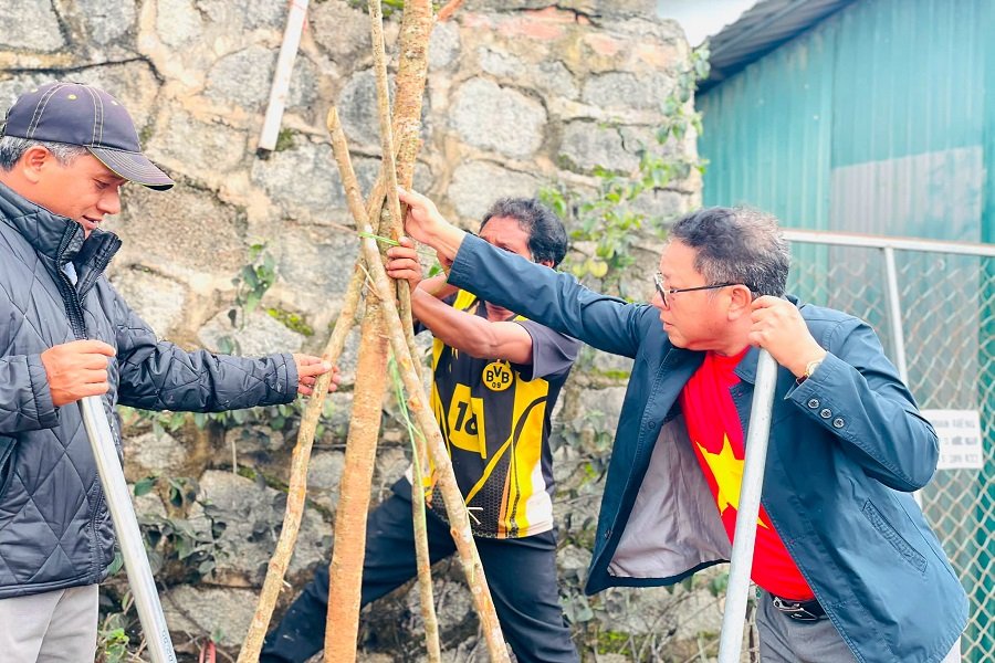&Ocirc;ng Khổng Hữu Ki&ecirc;n - ph&oacute; b&iacute; thư Đảng ủy, chủ tịch UBND x&atilde; (b&ecirc;n phải) tham gia