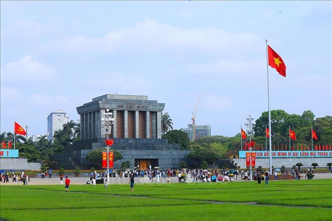 Lăng Chủ tịch Hồ Ch&iacute; Minh l&agrave; nơi thu h&uacute;t đ&ocirc;ng đảo người d&acirc;n đến tham quan. Ảnh: Tuấn Anh/TTXVN