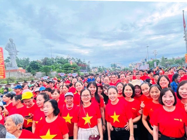 àng vạn người dân Nghệ An cùng bước những bước chân xanh àng vạn người dân Nghệ An cùng bước những bước chân xanh