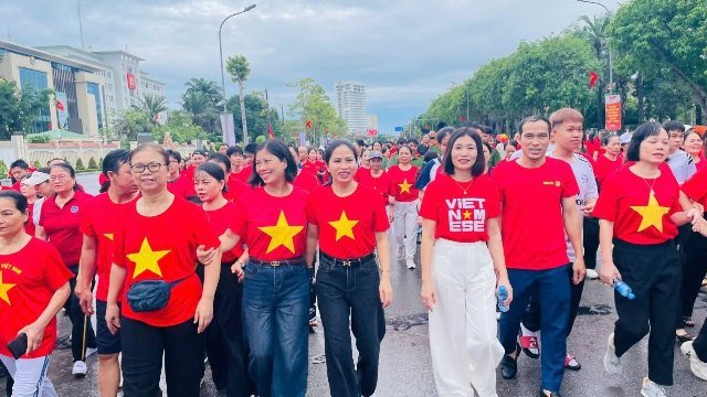 Những bước chân kết nối sức khỏe, trách nhiệm và khát vọng phát triển xanh. Những bước chân kết nối sức khỏe, trách nhiệm và khát vọng phát triển xanh.